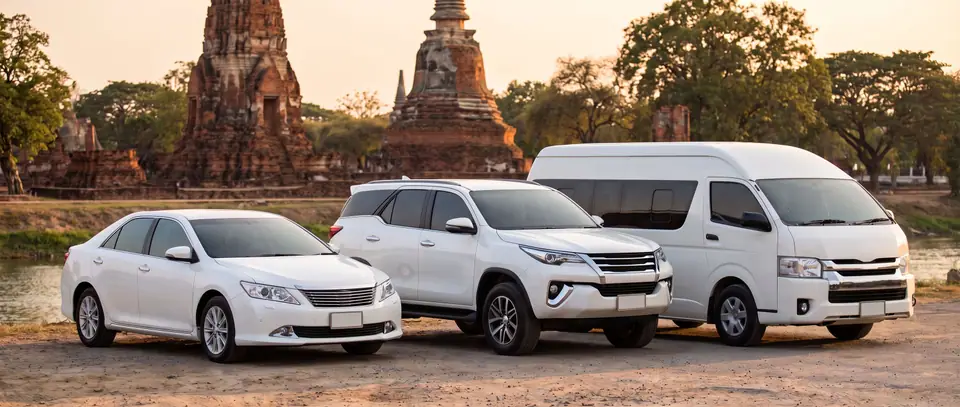 รถเก๋ง SUV และรถตู้ จอดริมแม่น้ำในอยุธยา มีเจดีย์โบราณอยู่ด้านหลัง